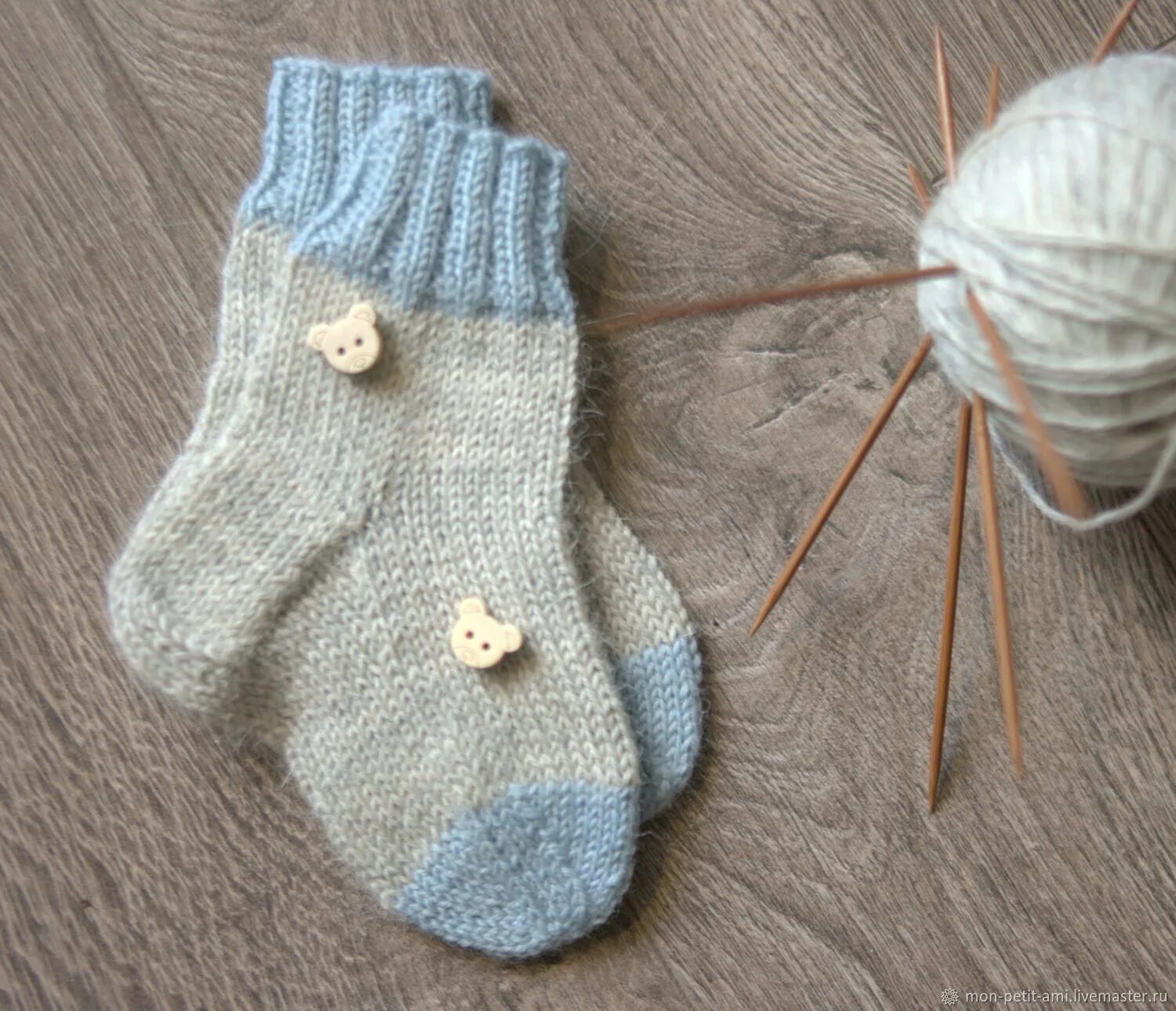 Детские вязанныеноски. Детские вязаные носочки. Носочки для новорожденных спицами. Детские носки спицами для новорожденных.