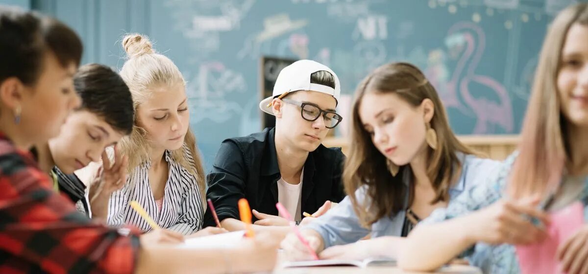 Обучение. Руководитель организации. Группа студентов. Обучение. Урок менеджмента.