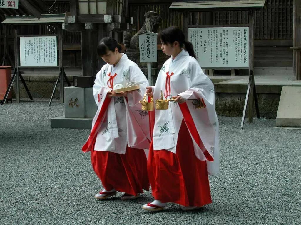 Духовный какой праздник. Мико Синто. Мико служительницы синтоистских храмов. Японские служительницы храма Мико. Мико в синтоистских храмах Японии.