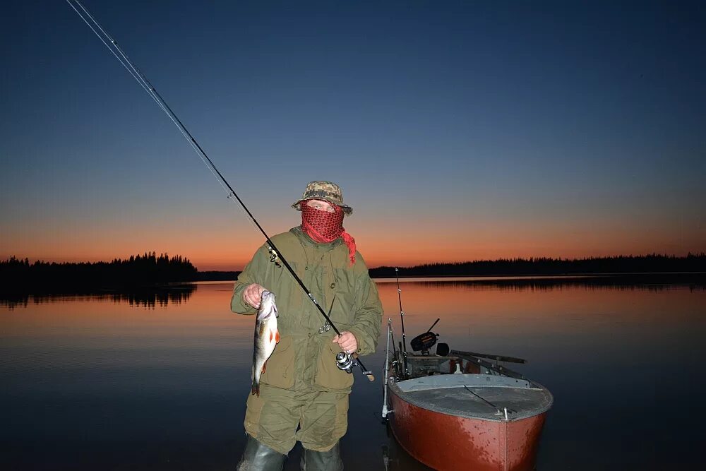 Рыбалка картинки. Рыбак с рыбой. Рыбалка фото. Рыбалка. Рыбак на рыбалке.