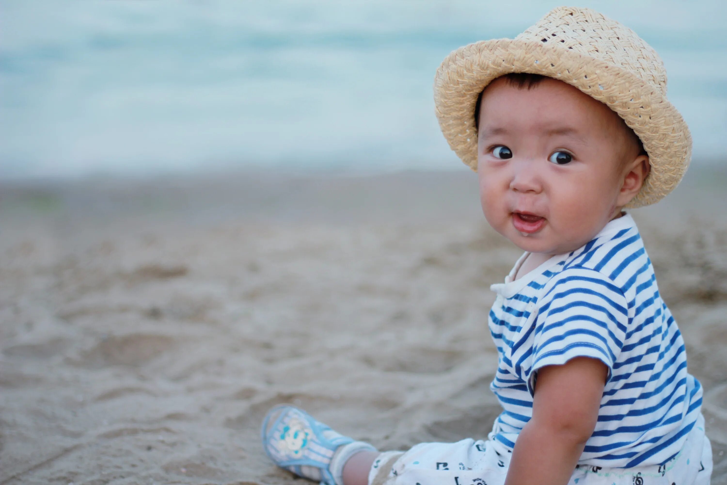 Дети бичей. Малыш на пляже. Малыш на пляже в шляпе. Ребенок шляпа пляж. Младенец в шляпе.