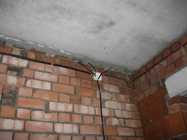 Проводка в кирпичном доме. Электропроводка на кирпичной стене. Прокладка электропроводки перед штукатуркой. Прокладка электропроводки в доме. Проводка в кирпичном доме.