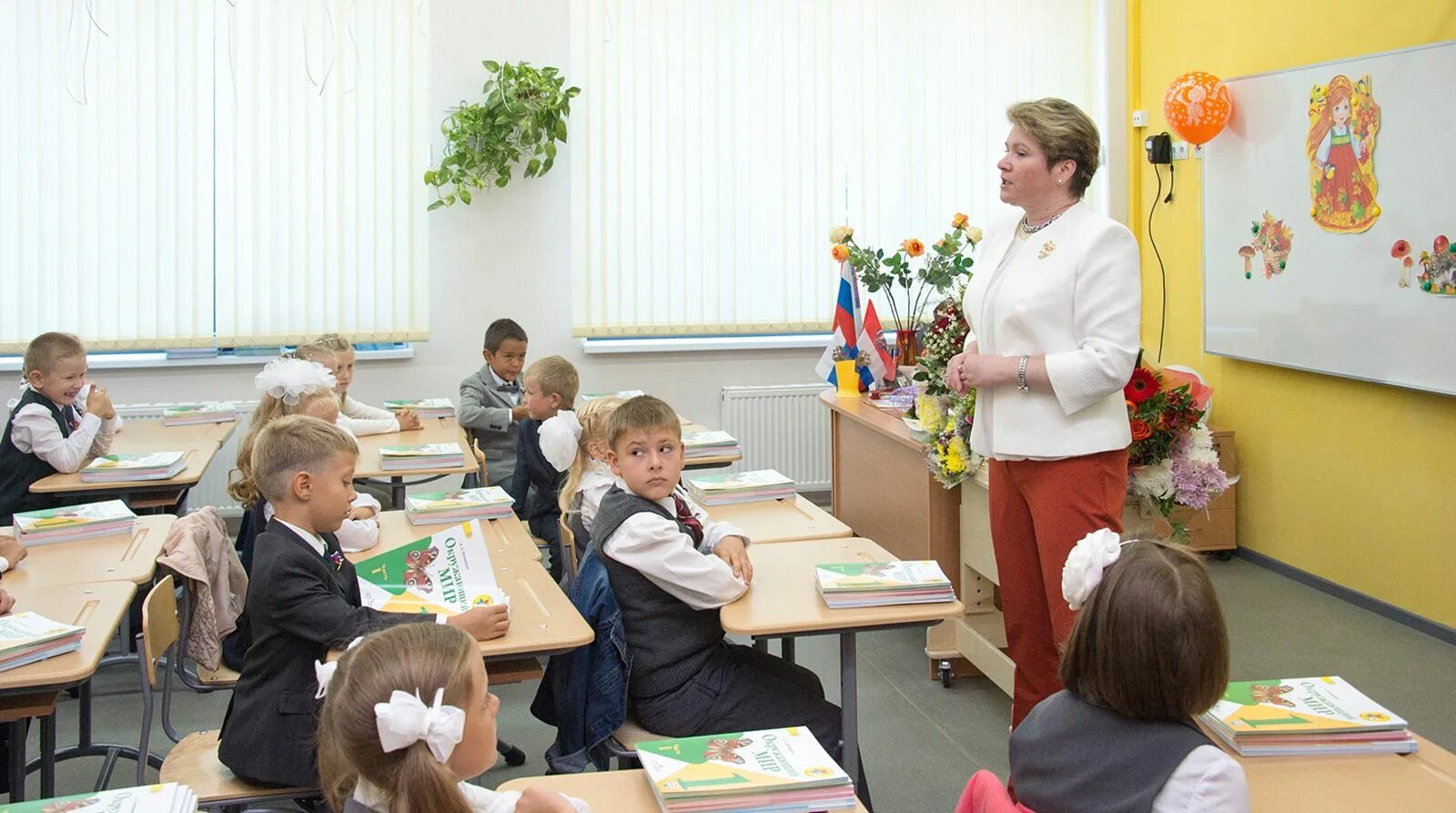 Т г первый класс. Учитель с первоклашками. Школьники в школе. Школа учитель и первоклассники. Урок в школе.