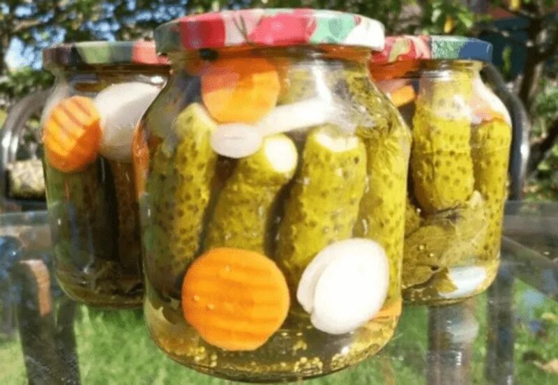 Огурцы по болгарски с луком и морковью. Огурцы на зиму сладкие болгарский. Огурцы по болгарски. Болгарские огурцы. Консервированные огурцы по-болгарски.