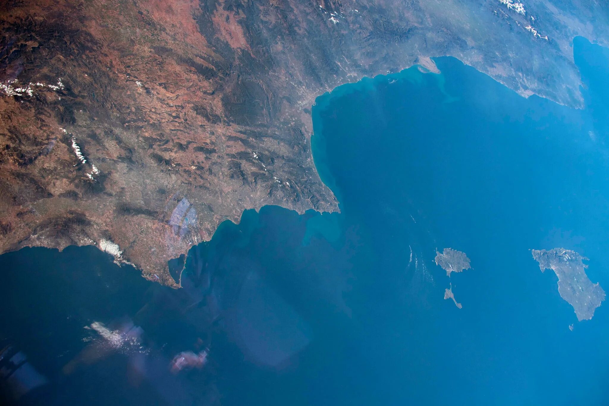 Проливы соединяющие атлантический океан. Берингов пролив космический снимок. Берингов пролив вид из космоса. Космический снимок Пиренейский полуостров. Берингов пролив со спутника.
