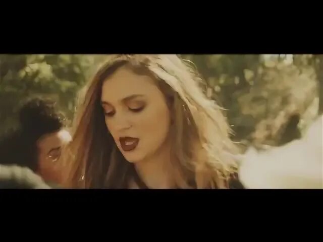 Let me down клип. Daya певица don't Let me down. Don t Let me down the Chainsmokers клип. The Chainsmokers кадры клипа. The Chainsmokers don't Let me down Bridge TV.