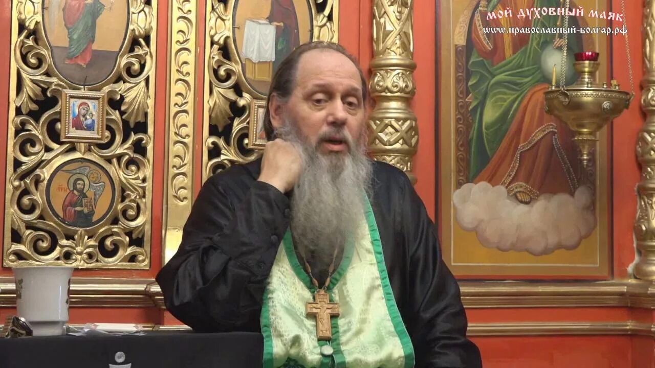 Читала акафист сидя