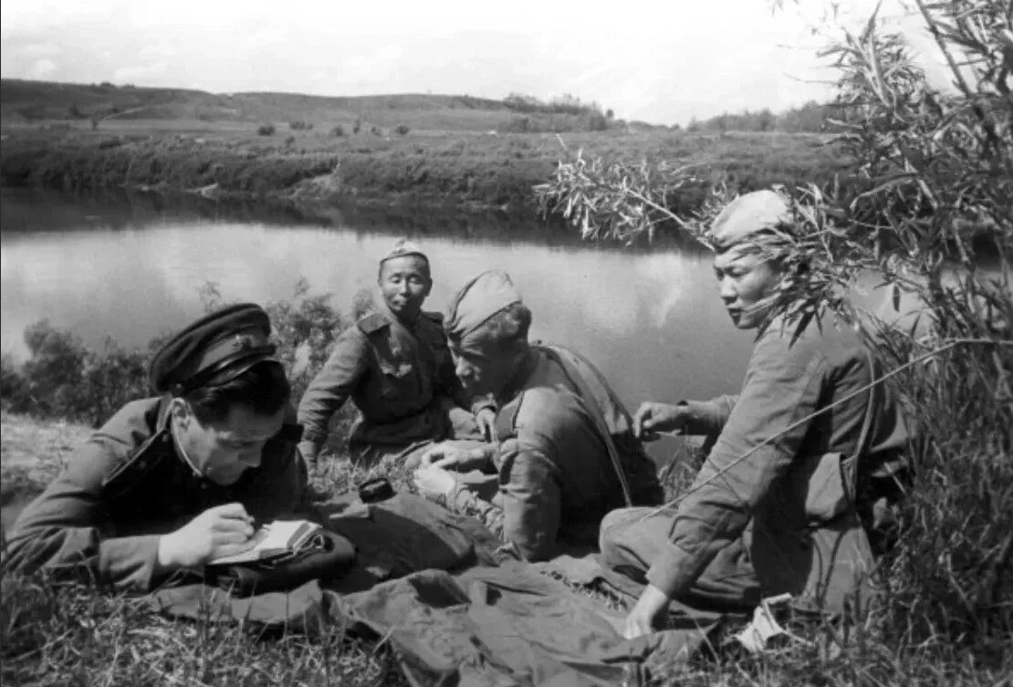 3 минуты тишины. Хандогин Николай Иванович фотокорреспондент. Николай Хандогин фотограф. Солдаты на привале Великая Отечественная война.