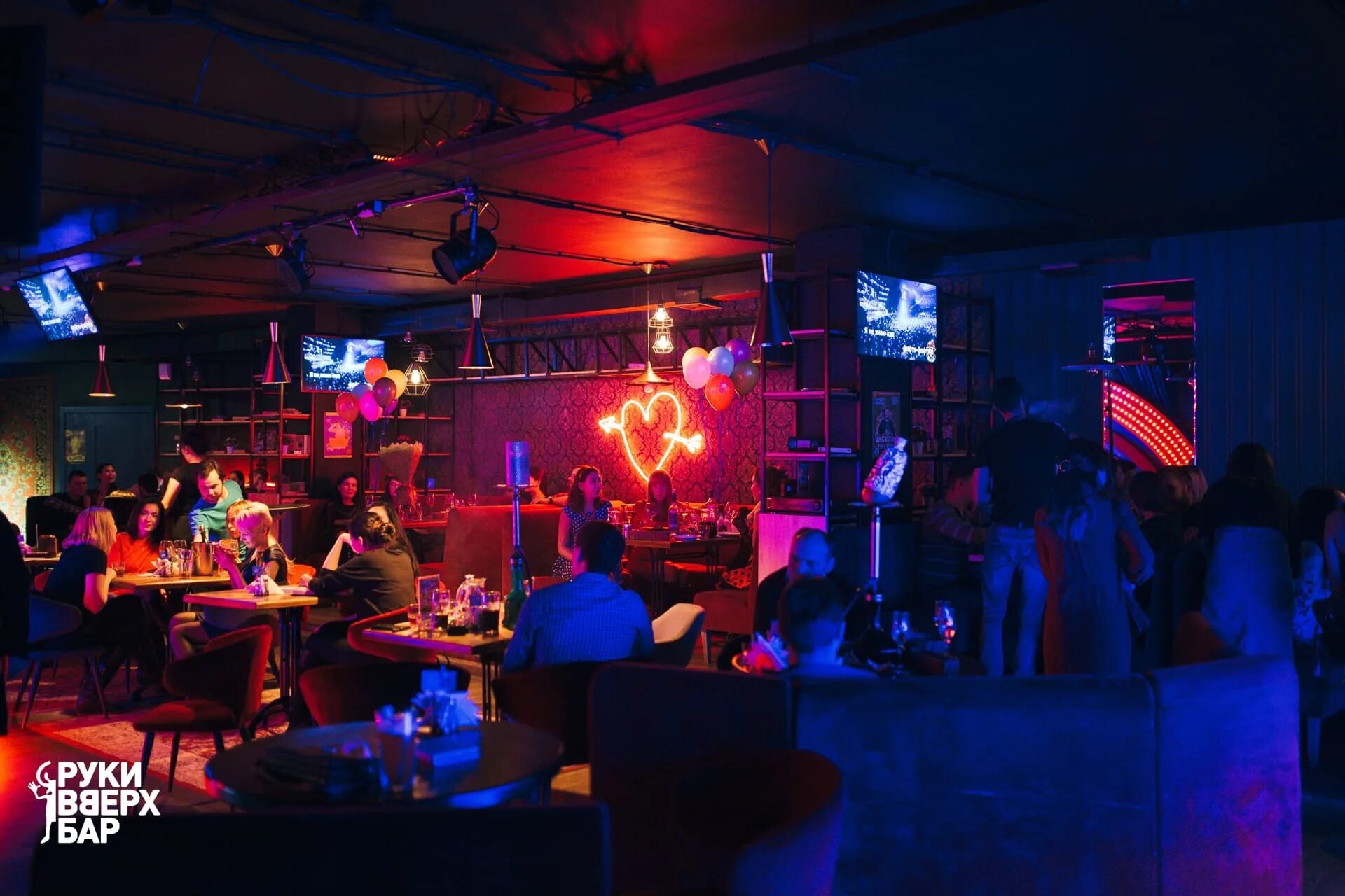 Контакт бар в якутске надпись. Якутск бар крыша наши гости. Мохито бар тюмень. Ночной бар мохито тюмень. Пинклауд якутск бар.