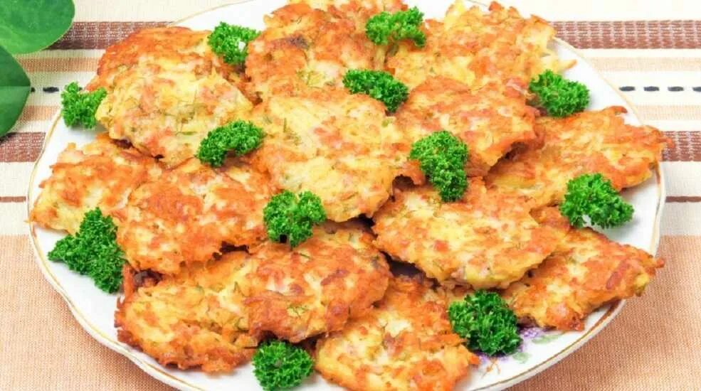 Драники из картофеля с сыром на сковороде. Драники с ветчиной и сыром. картофельные оладьи с сыром и ветчиной. драники картофельные с ветчиной. драник с ветчиной и сыром.