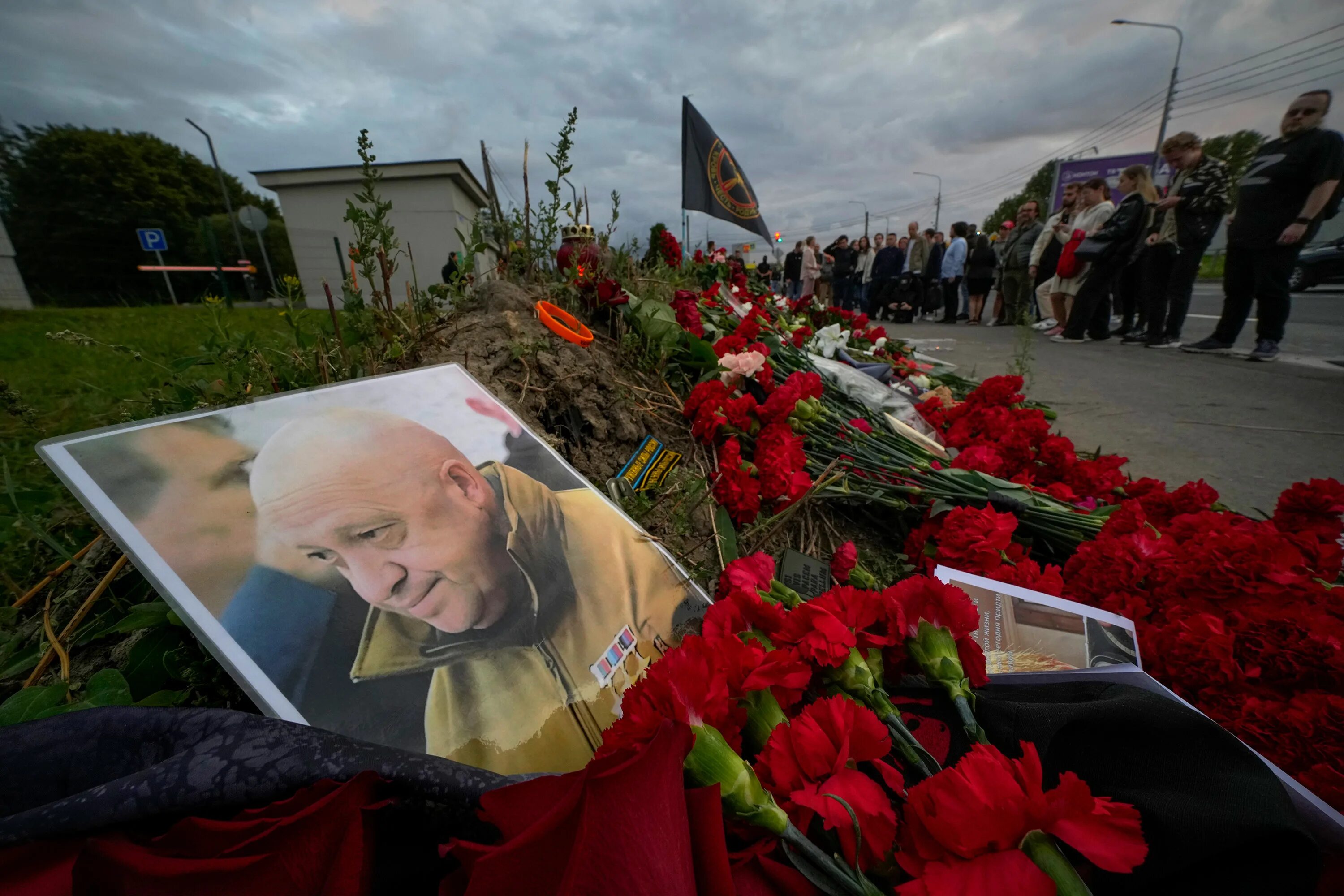 Пригожин чвк последние новости. Мемориал Пригожина. Смерть Пригожина крушение самолета. Авиакатастрофа Пригожин.