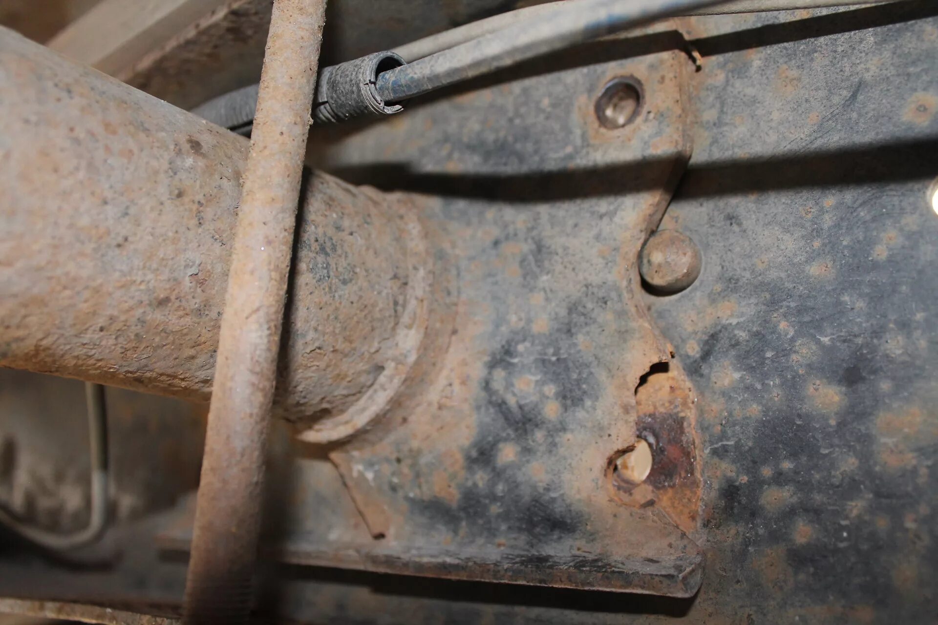 Задняя поперечная труба рамы газель. Газ 3302 трещина рамы. Сварка трещины рамы камаз. Разрушение бетонных конструкций. Домкрат в лонжерон 2110.