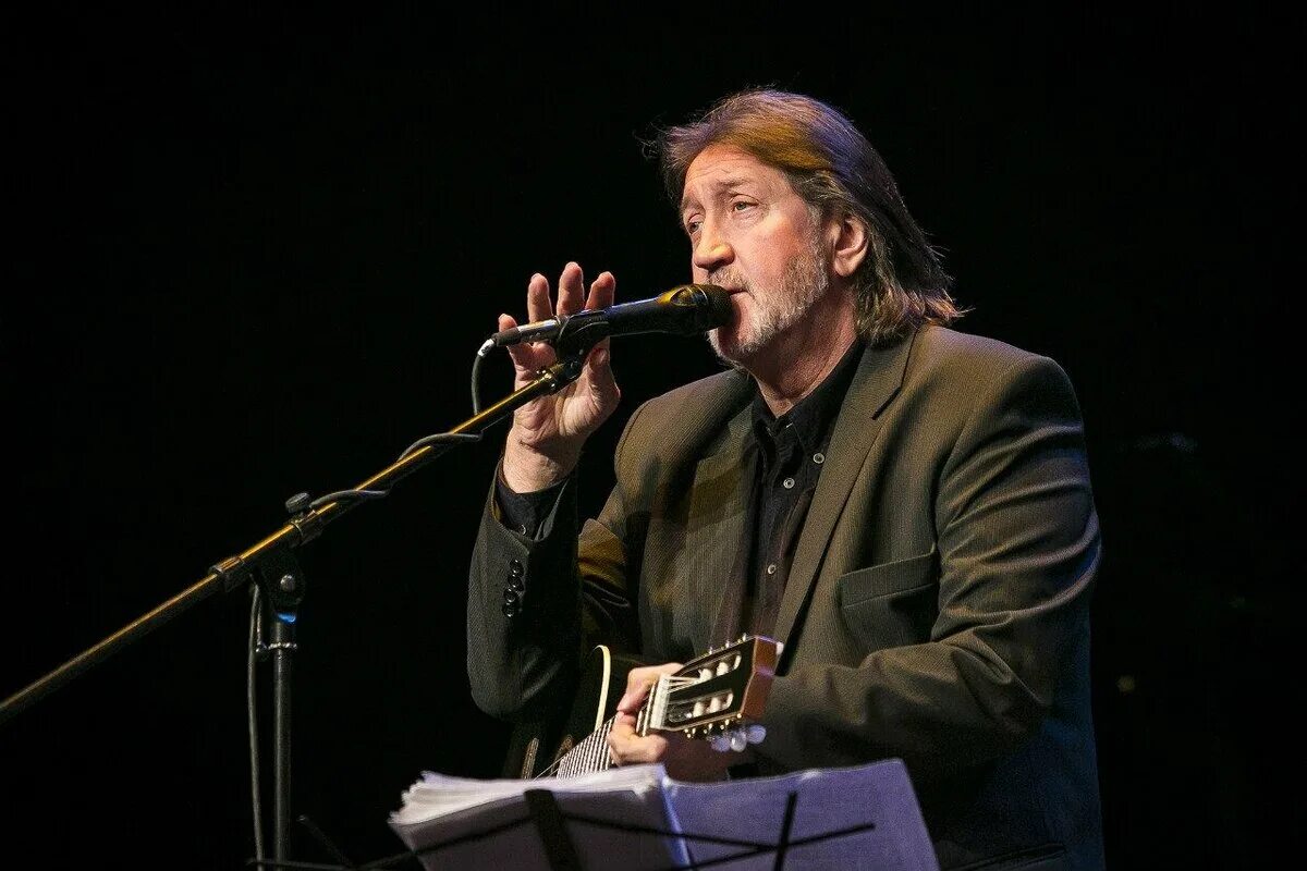 Митяев исполнитель. Бард митяев.