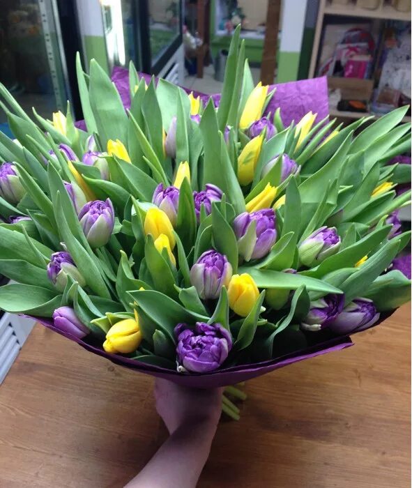 Тюльпаны желтые с фиолетовым