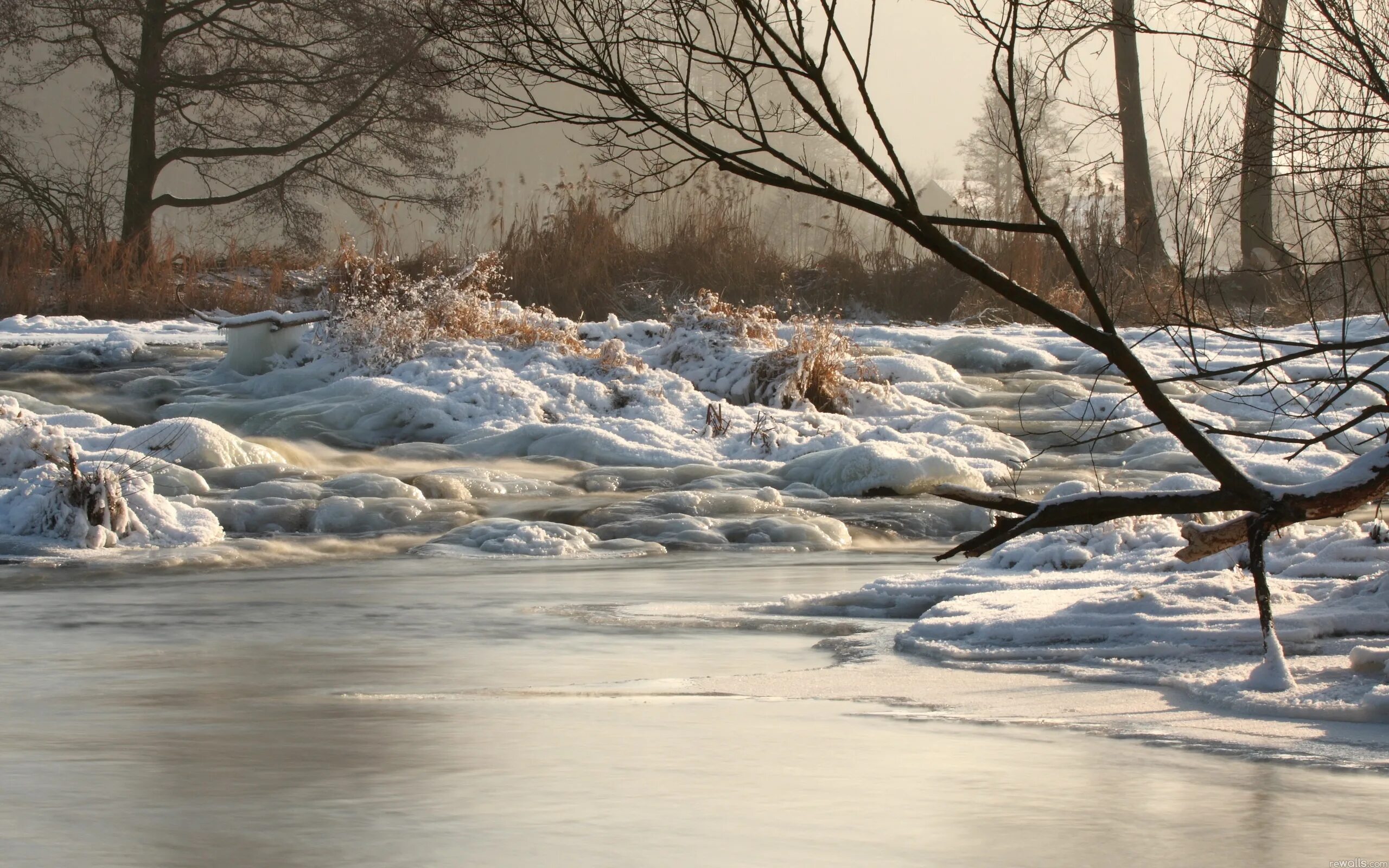 Село качки занесенное снегом оттаивает. Весенние ручьи.