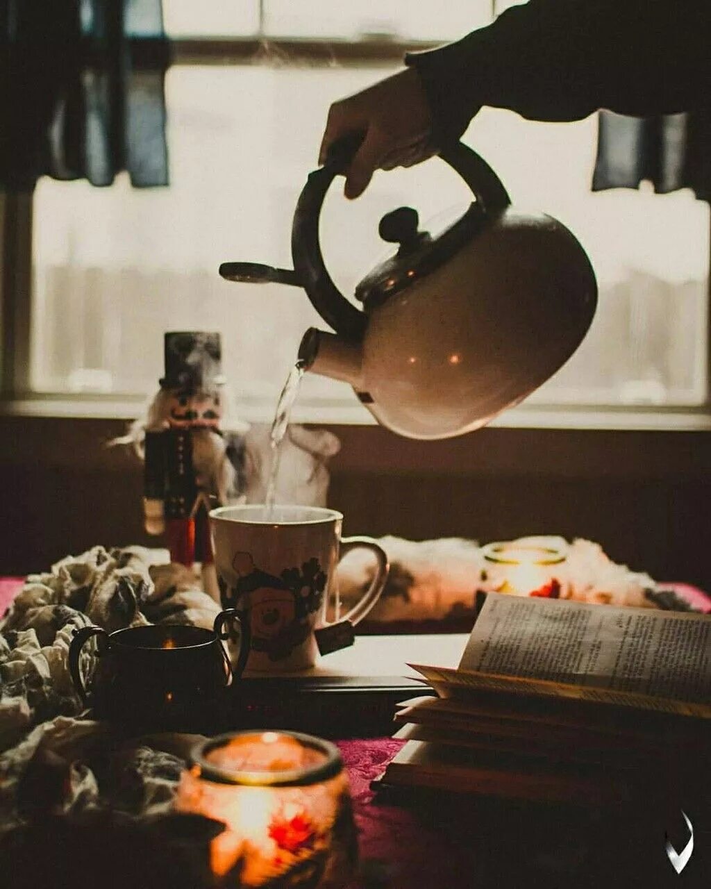 Внутри кипит. Чаепитие Эстетика. Чайник Эстетика. Чайник с чаем. Кружка чая на столе.