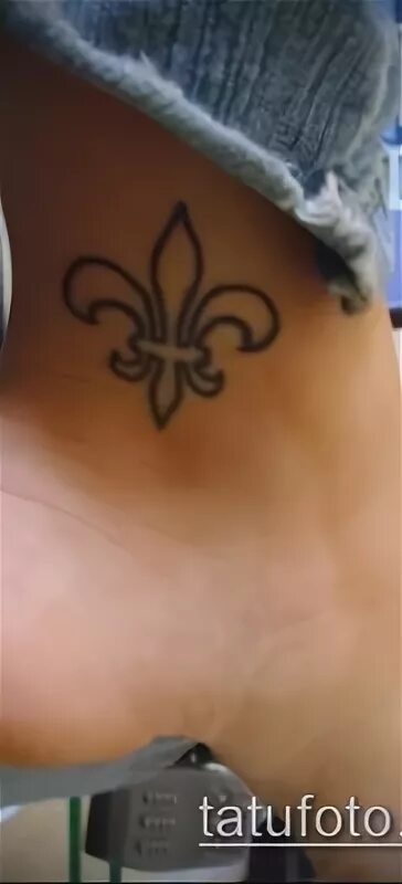 Значение клейма лилии на плече миледи. Геральдическая лилия клеймо. лилия тату клеймо. клеймо лилия на плече. клеймо лилия миледи.