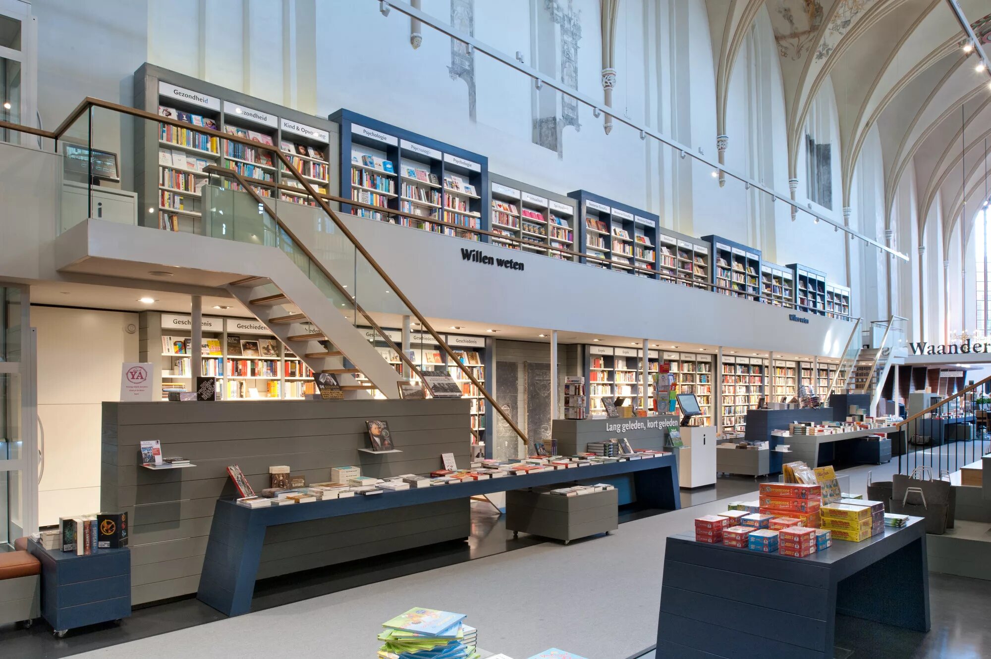 Книжные магазины в Европе. Книжный магазин внутри. Книжный магазин изнутри. Современный книжный магазин. Shopping books 7