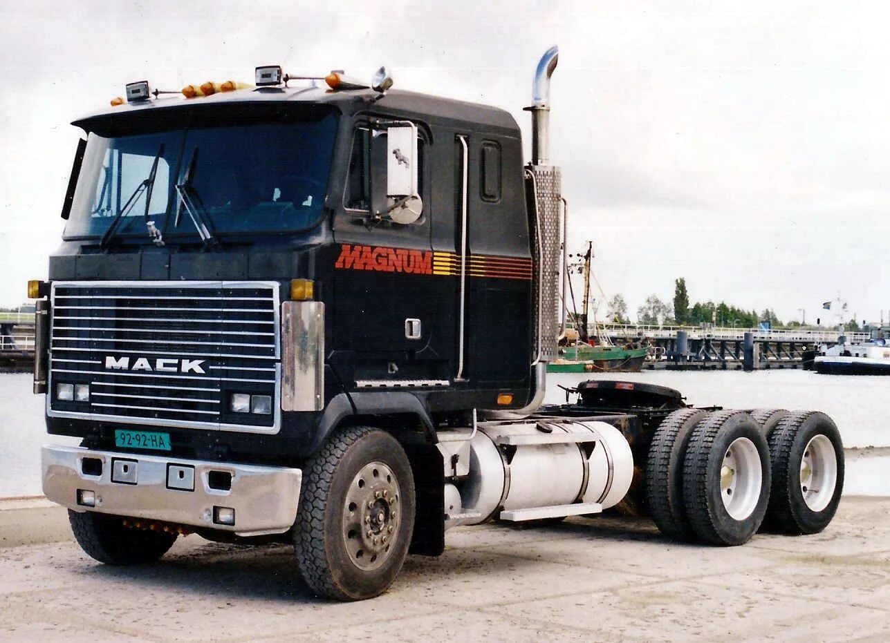 Тягачи mack 1990. Тягач mack 310. Chevrolet titan 90. Тягач петербилт 362. Бескапотный тягач.