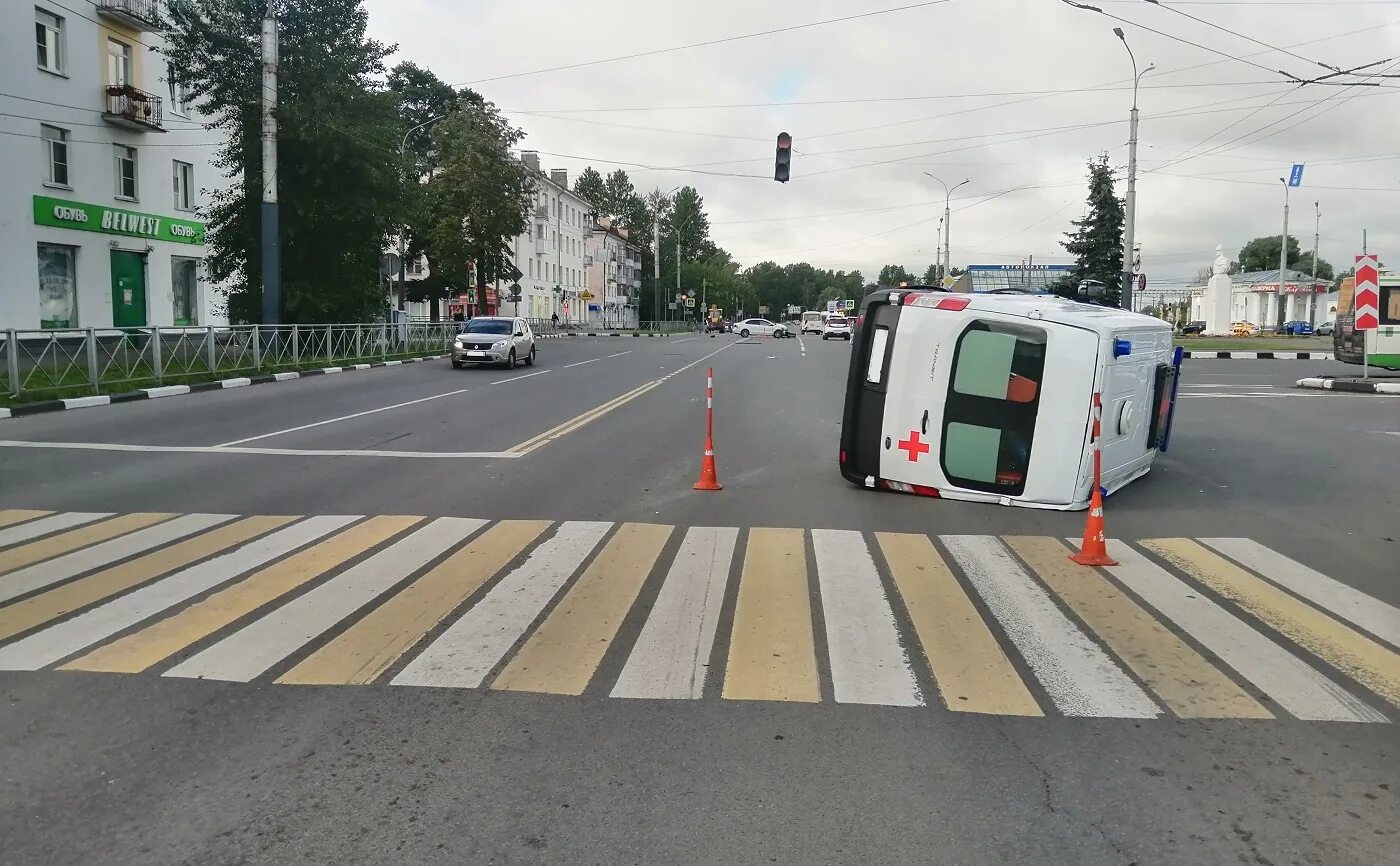 Скорая новгород. Перекресток улица. Машина на дороге. Перекресток дорога. Перекресток шести дорог.