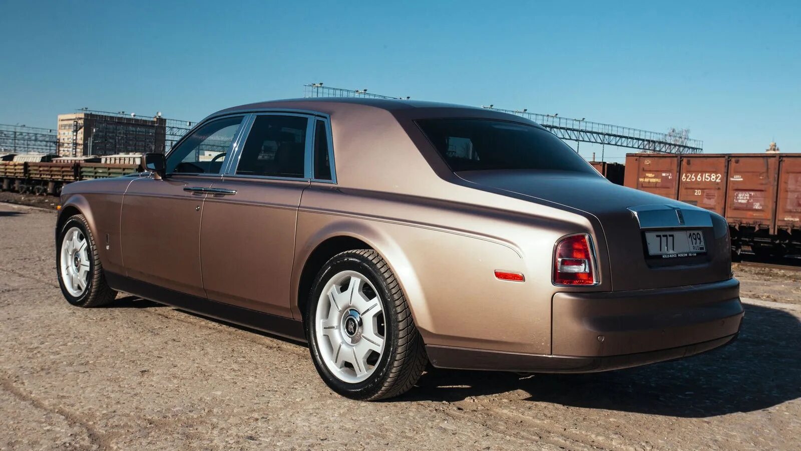 Диски роллс ройс. Rolls Royce Phantom 2004. Rolls Royce Phantom 2021. Ройс Ройс 2004 Phantom. Rolls-Royce Phantom VII коричневый.