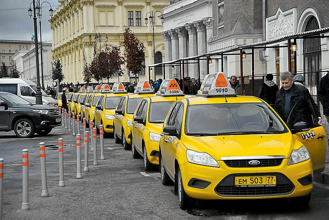 Заказать машину заранее такси. Машина "такси". Автомобиль «такси». Московское такси. Стоянка такси.