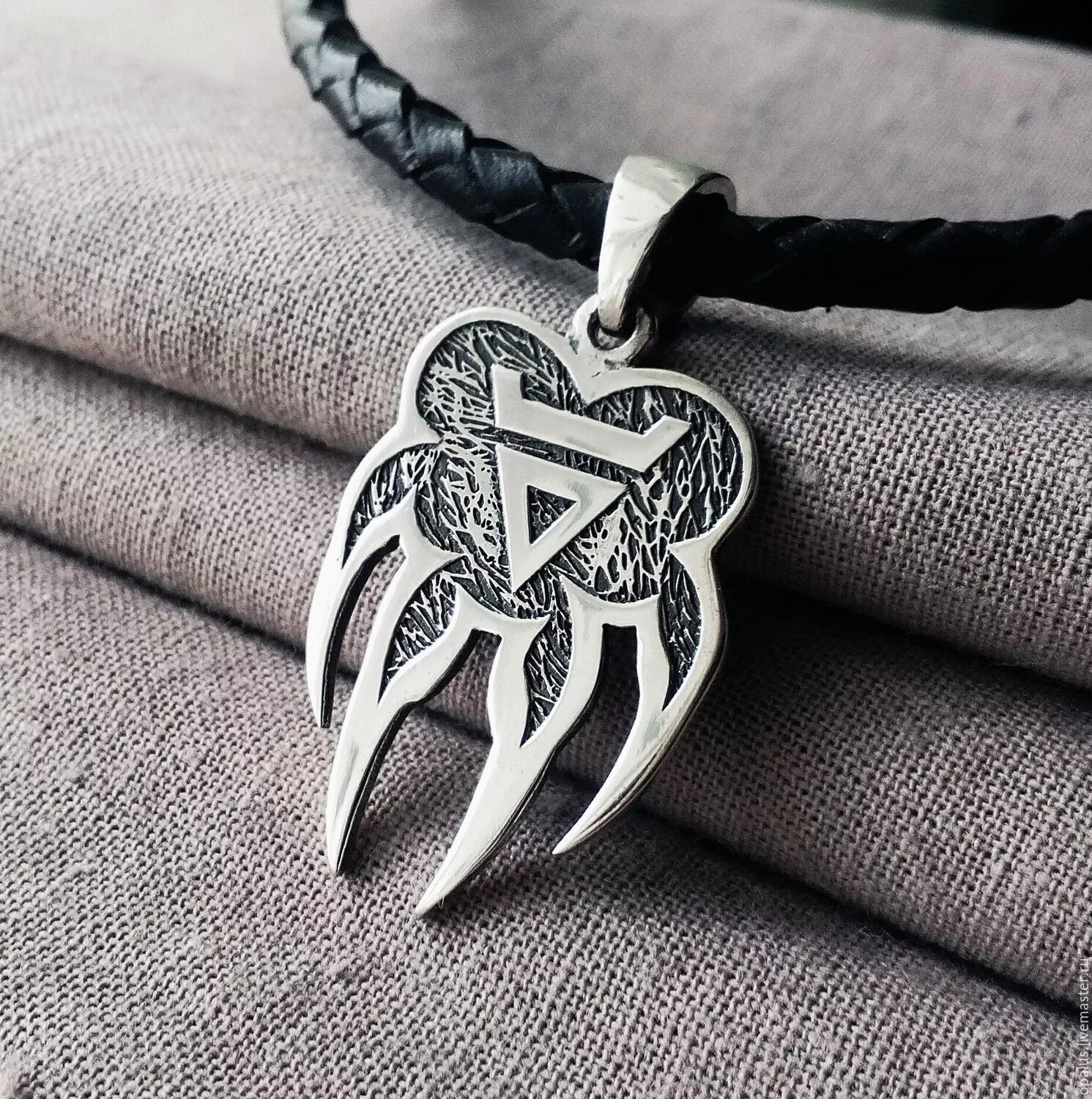 Велес бог славян амулет. Символ велеса оберег славянский. Славянский символ велес. Славянский символ велес. Знак бога велеса у славян.