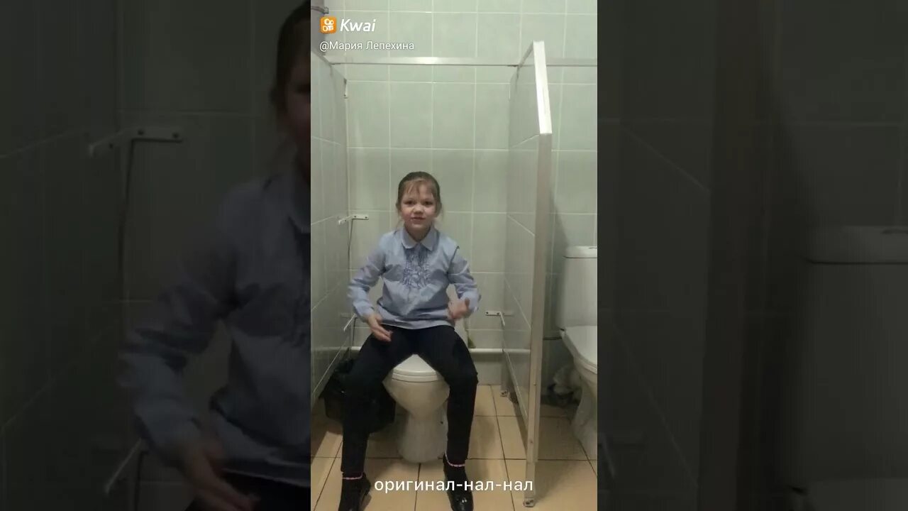 Девушка какает в школе