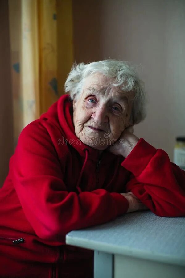 She was very old. Very old women. Кун 3 с очень старой женщиной.