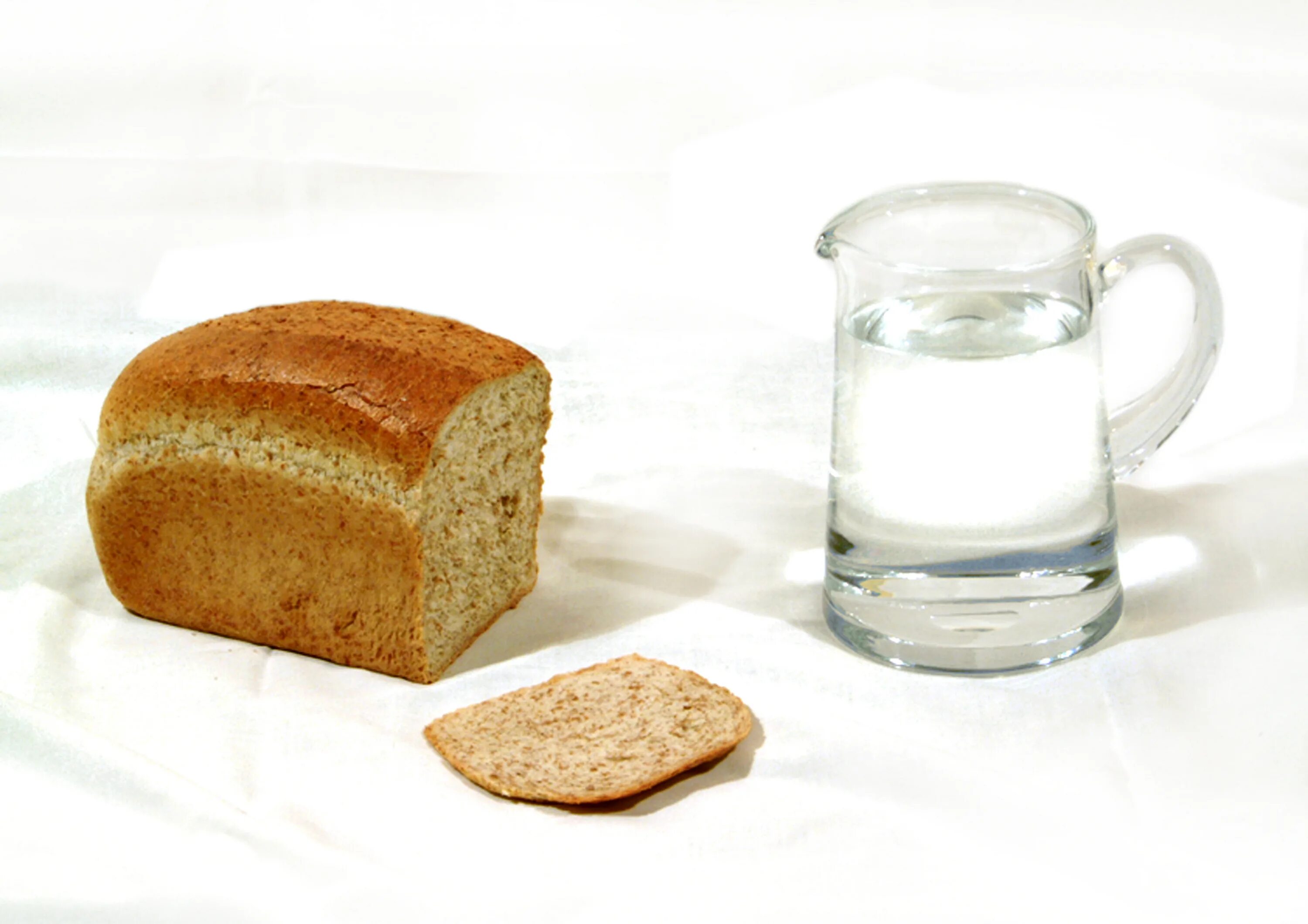 Воды и хлеба дай. Хлеб и вода. Стакан воды и кусок хлеба. Кусок хлеба и вода. Пост хлеб и вода.
