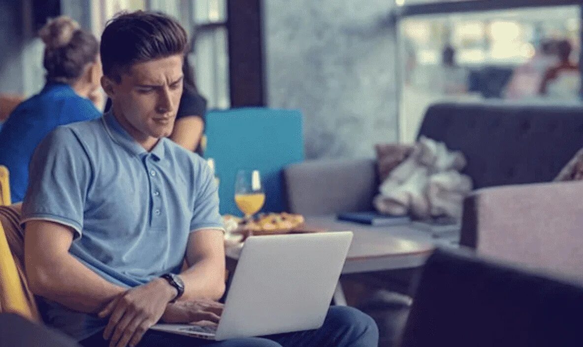 Working days starts. Фриланс начало (2022). Фото для аккаунта для фриланса мужчине. Panic marketing reading. Stock photo Startup.