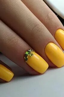 Маникюр желтого цвета с цветами