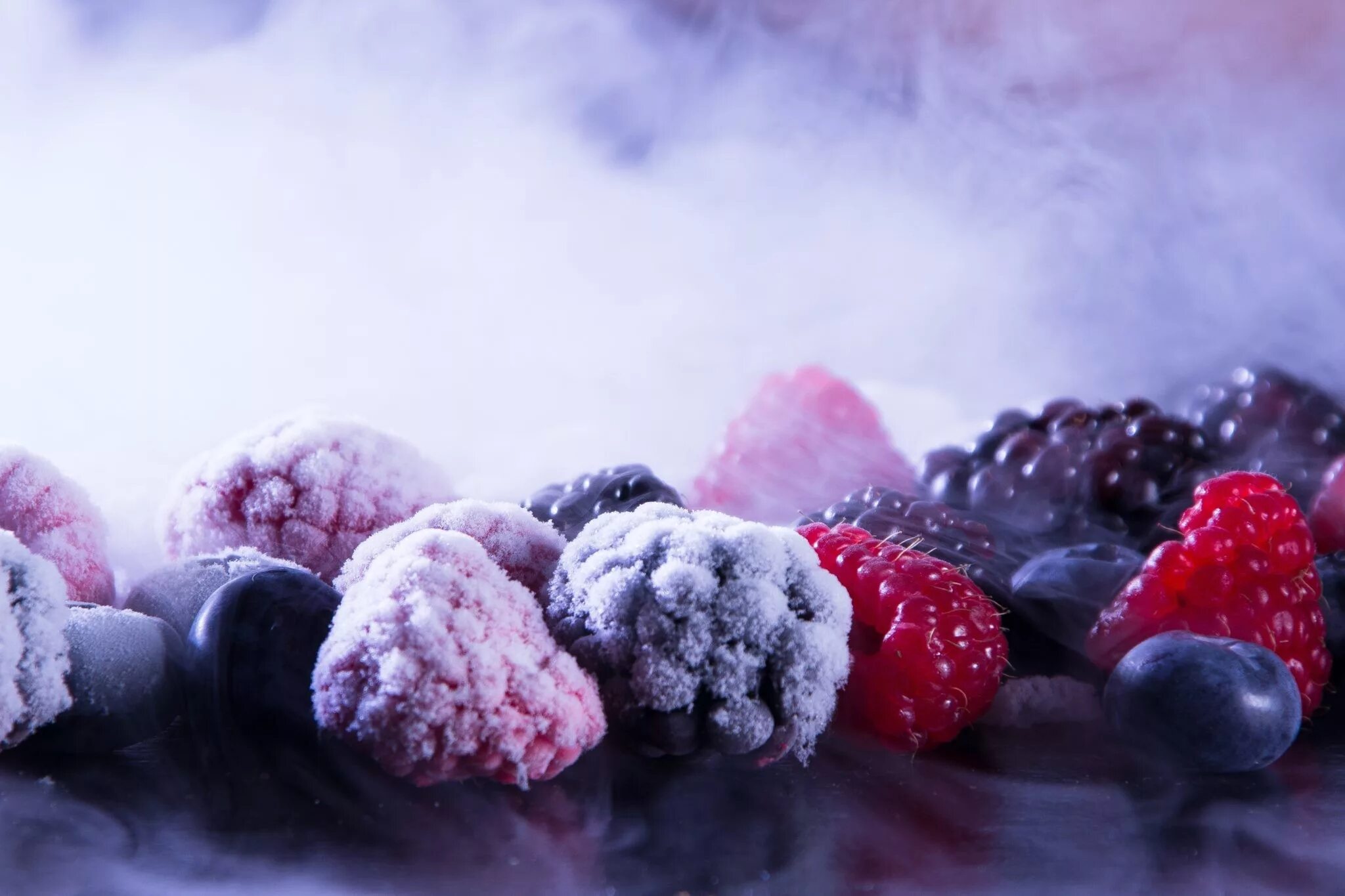 Замороженные ягоды и овощи. Замороженные фрукты. Ягоды в снегу. Ягоды фон. Ягода свежемороженая.