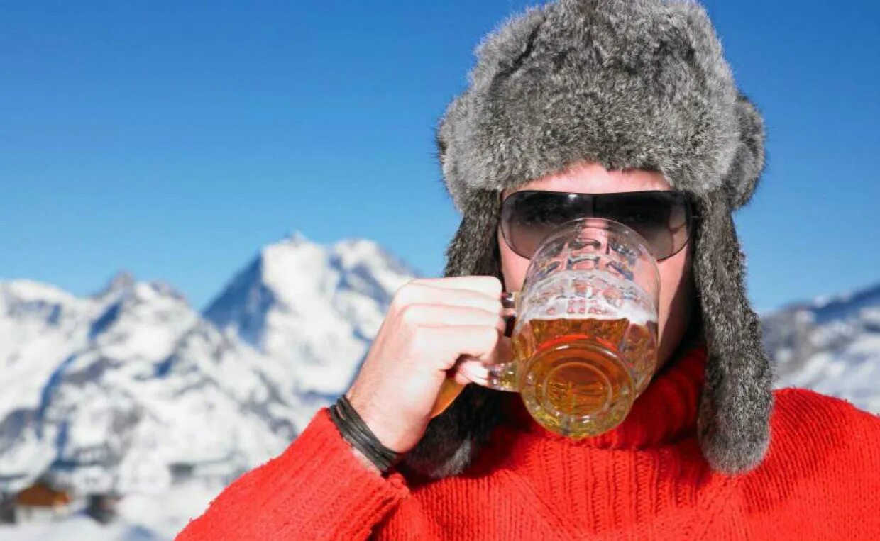 Некоторые люди любят пить зимой витамины напиток. Пиво на морозе. Человек с пивом. Пиво в снегу. Алкоголь на холоде.