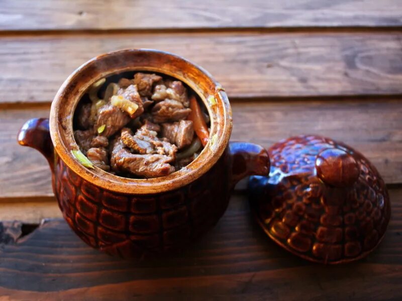 Нарханги. Нарханги узбекская кухня. Гуляш в горшочке в духовке. Гуляш в горшочке в духовке. Свинина в горшочке.