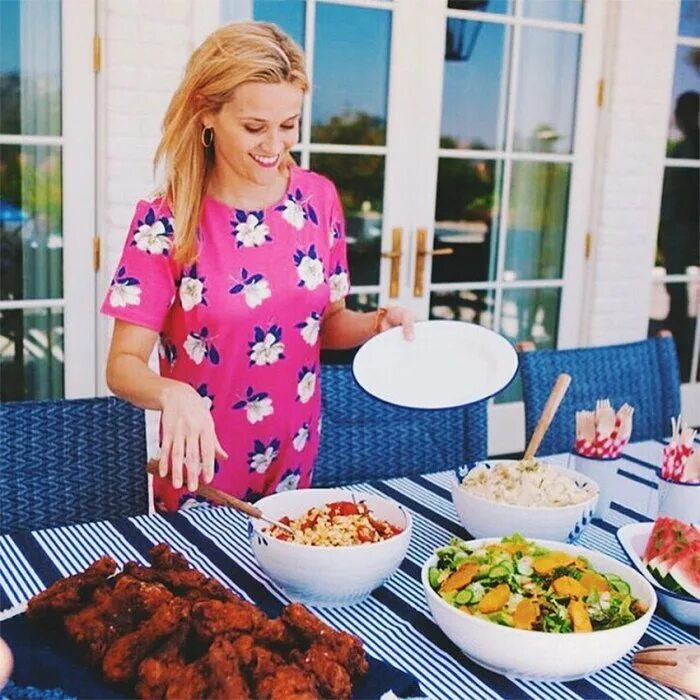 Звезды с едой. Дженнифер лоуренс ест пиццу. Дженнифер лоуренс ест пиццу. Завтрак со звездой. Едим со звездами.