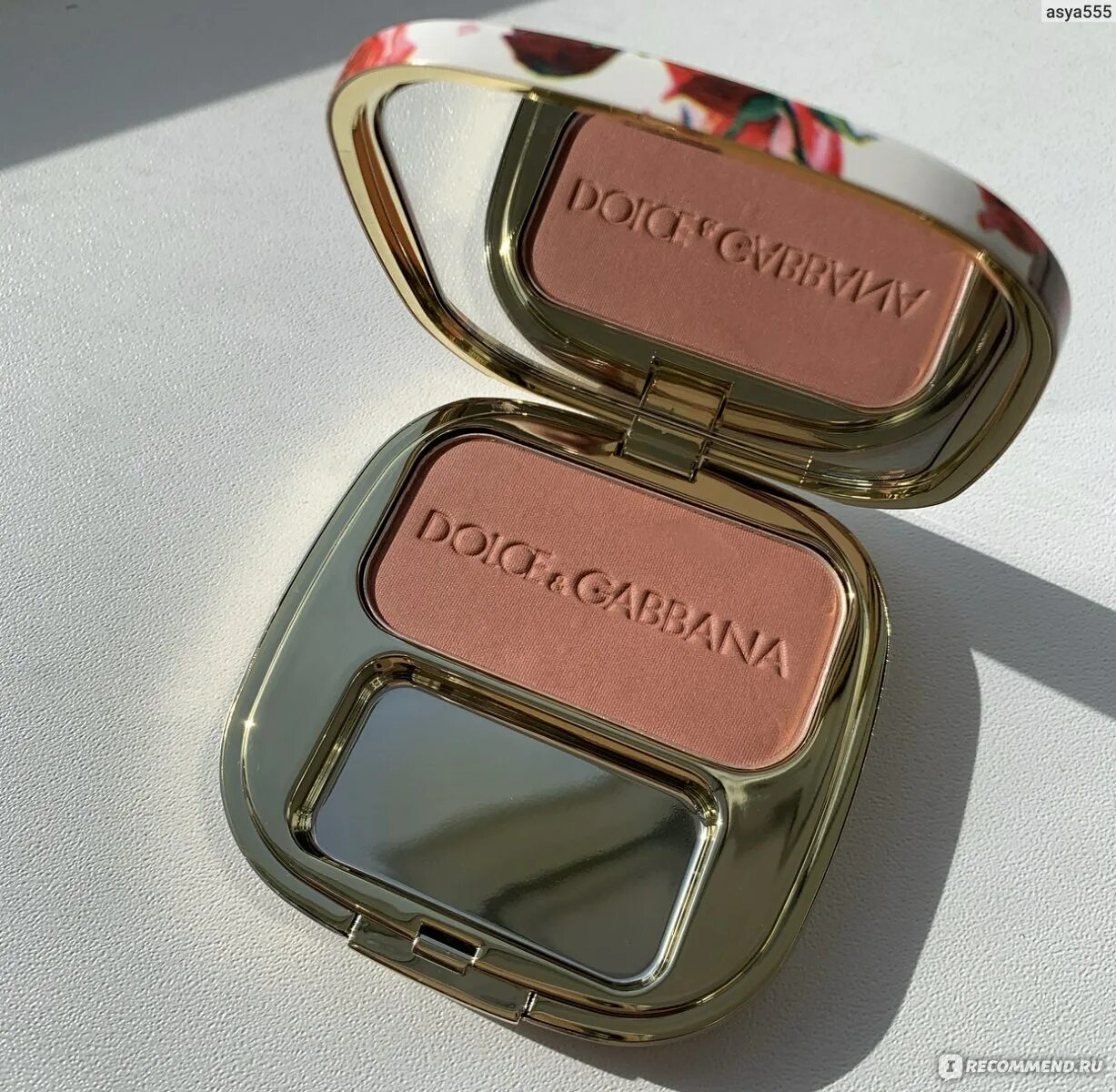 Dolce blush. Дольче Габбана румяна 130. Dolce Gabbana 130 Mocha. Румяна Дольче Габбана 130 Mocha. Moche румяна Дольче Габбана.