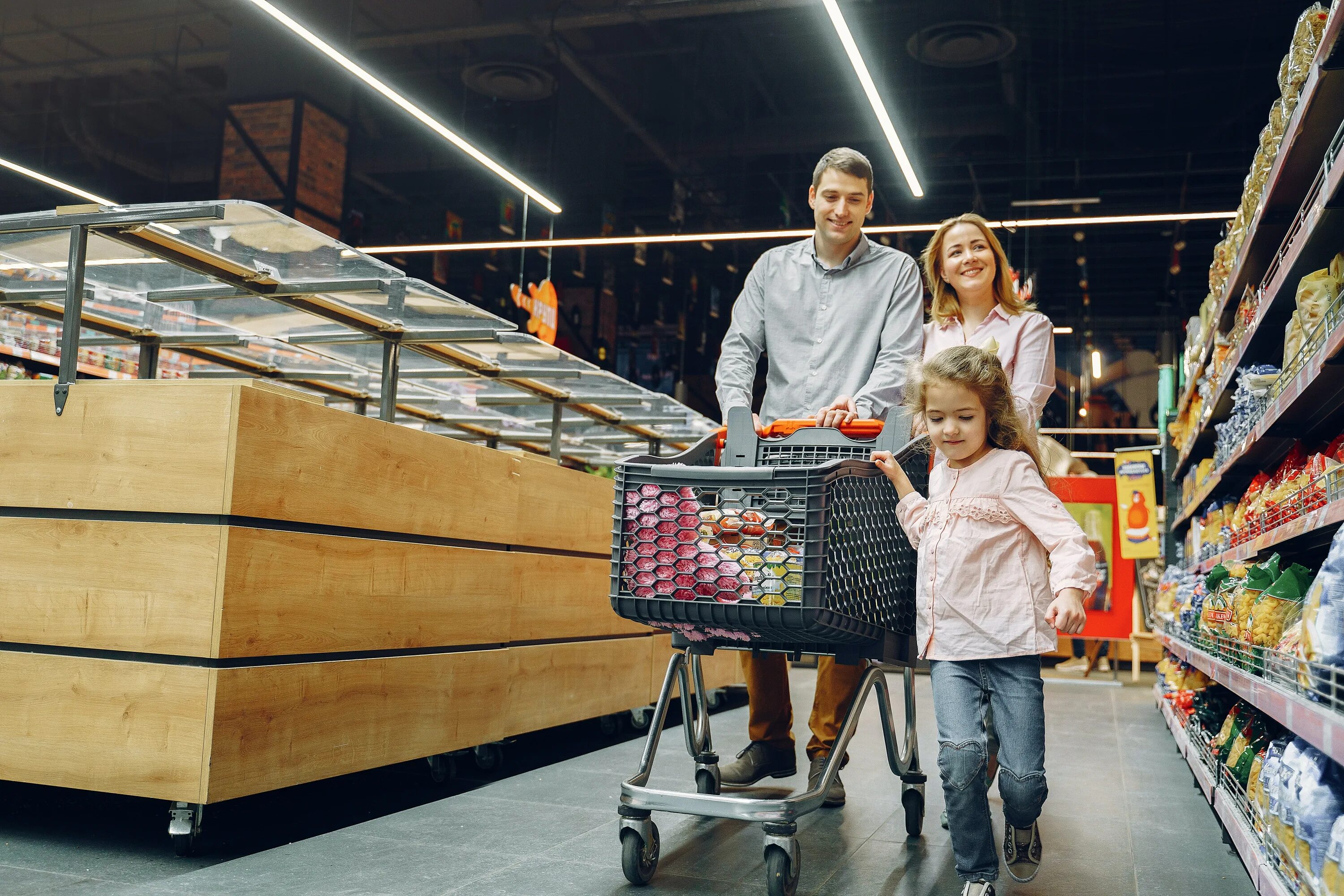 Family 1 shop. Семья в магазине. Семейный шоппинг. Семья в супермаркете. Гипермаркет семья.