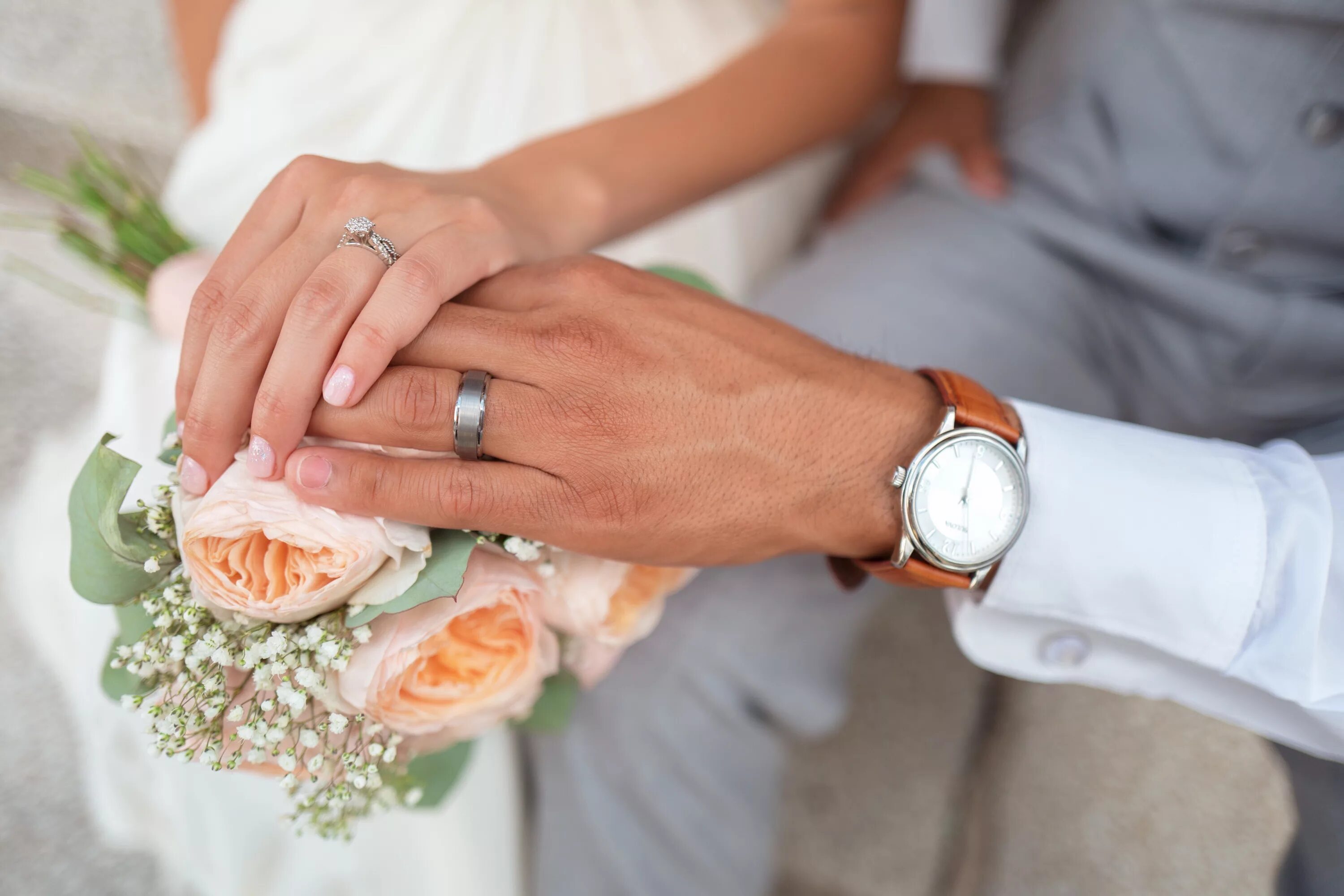 Свадебные кольца. Обручальные кольца на руках. Кольца на свадьбу обручальные. Обручальные кольца на руках жениха и невесты.