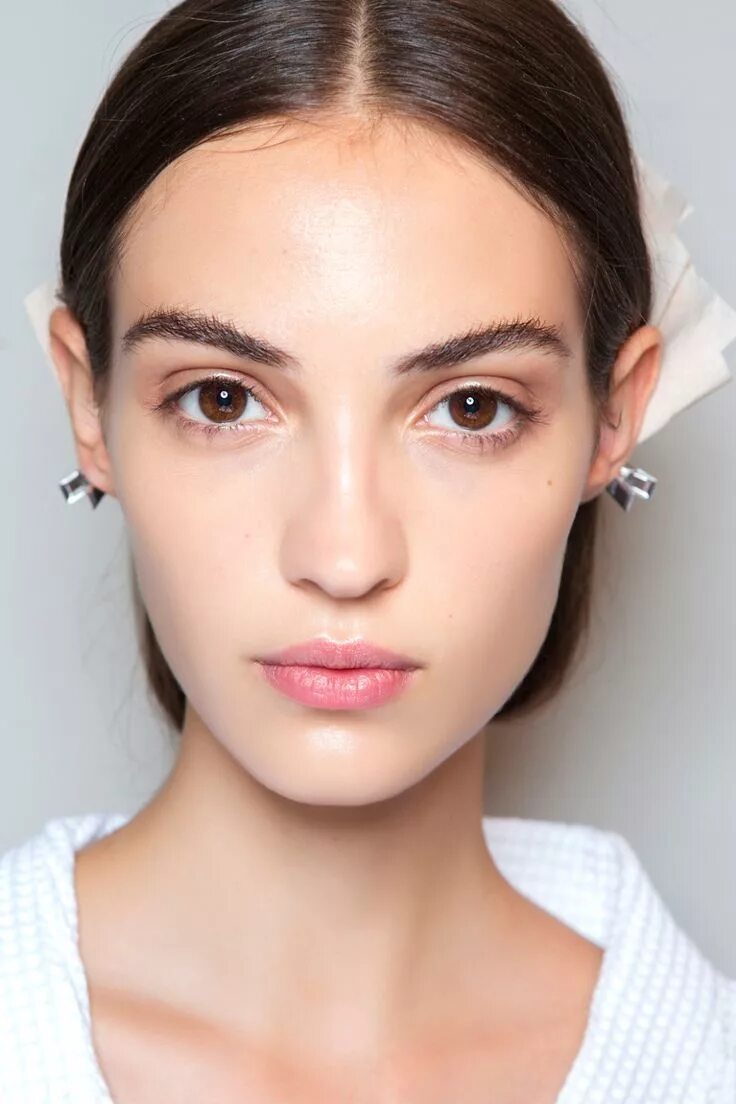 Форма шица. Продолговатая форма лица. Прямая форма бровей. Форма лица вытянутое. Прямой тип лица.