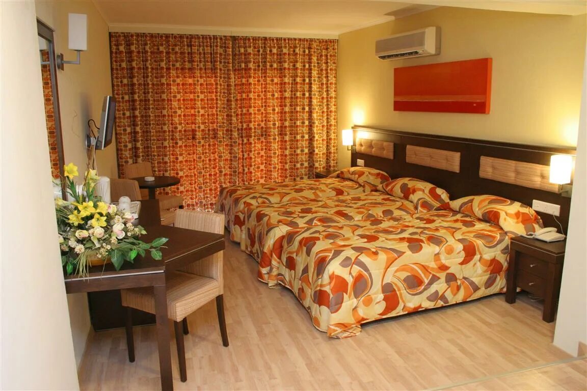 Best city 3. Qbic city hotel ermou, 153, ларнака, кипр.