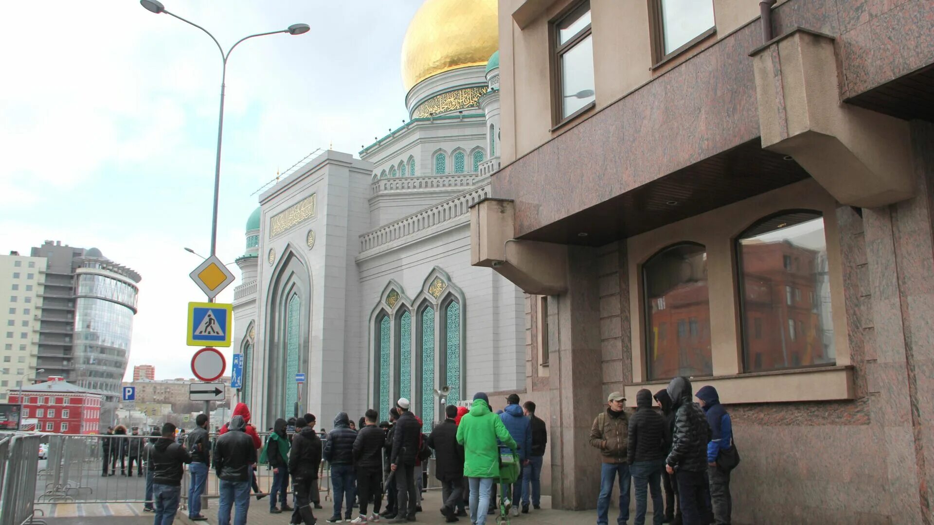Московская соборная мечеть внутри. Шиитская мечеть в москве. Закрыли мечеть в москве. Закрыли мечеть в москве. Рамадан московская соборная мечеть.
