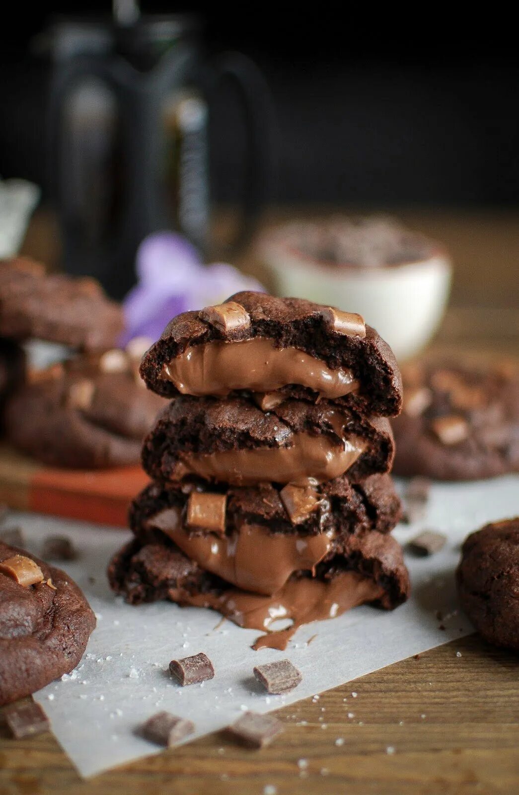 Шоколад внутри. Шоколадное печенье. Печеньки с шоколадом. Шоколадное печенье с шоколадом. Шоколадное печенье с шоколадом внутри.