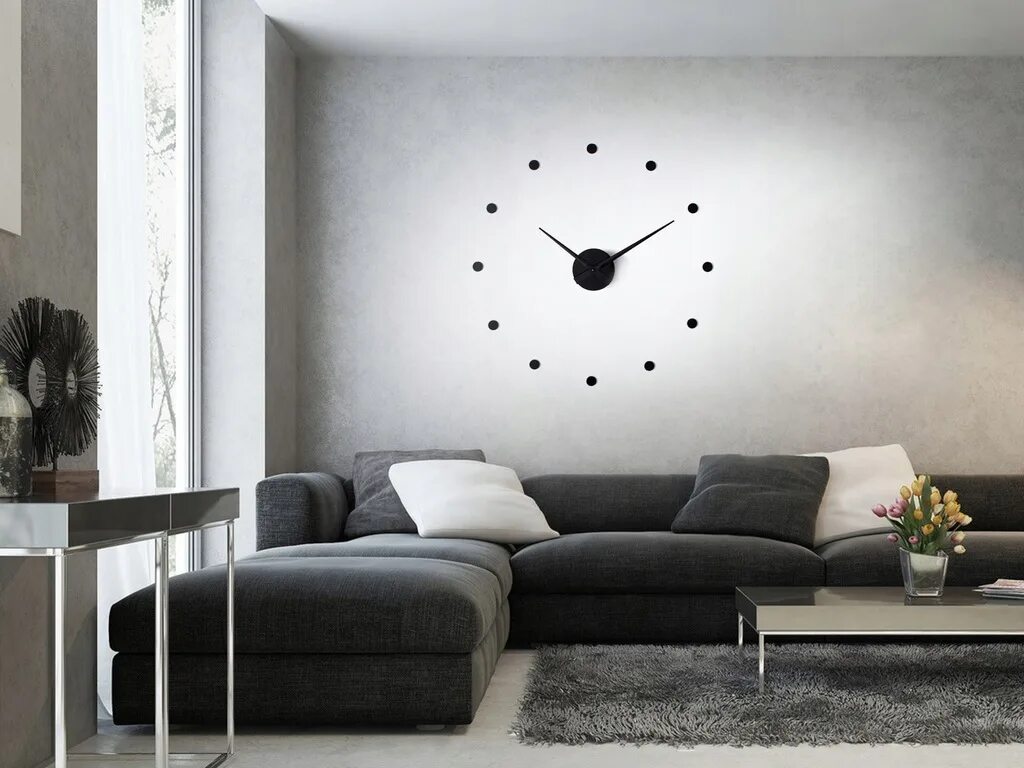 Где купить настенный. Часы в интерьере гостиной. Настенные часы в интерьере. Красивые настенные часы в гостиную. Часы над диваном в интерьере гостиной.