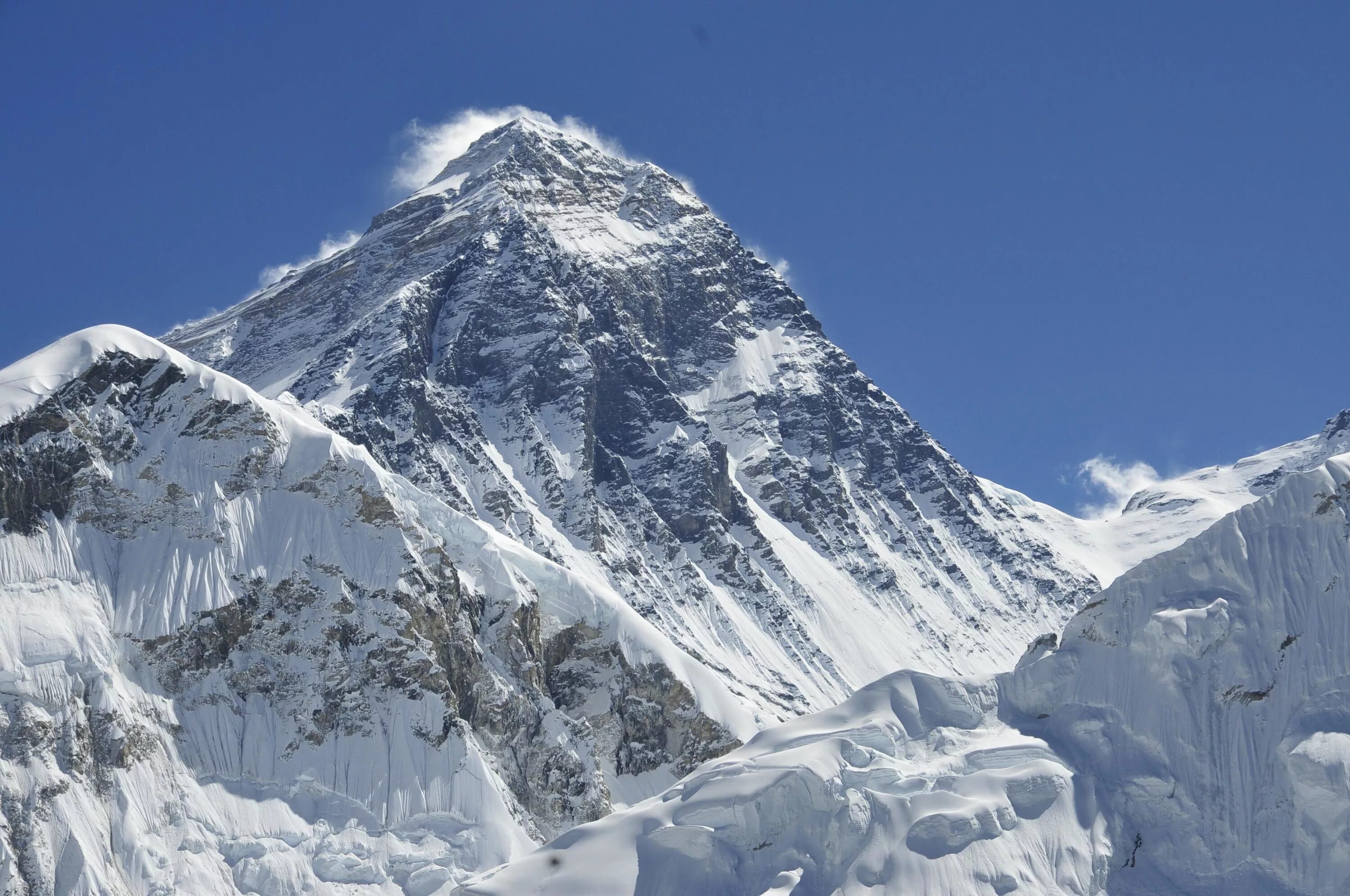 Какие горы более молодые. Гора Эверест (Джомолунгма). Гималаи. «Сагарматха» = Эверест = Джомолунгма). Гора Эверест пирамида. Гора Эверест 8848 метров.