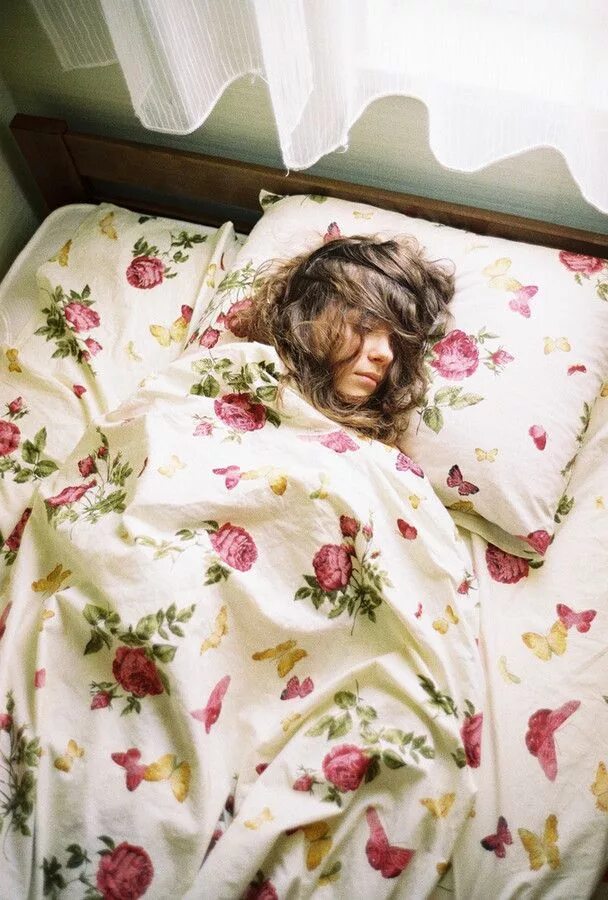 Женщина в одеяле. Девушка в одеяле на кровати.