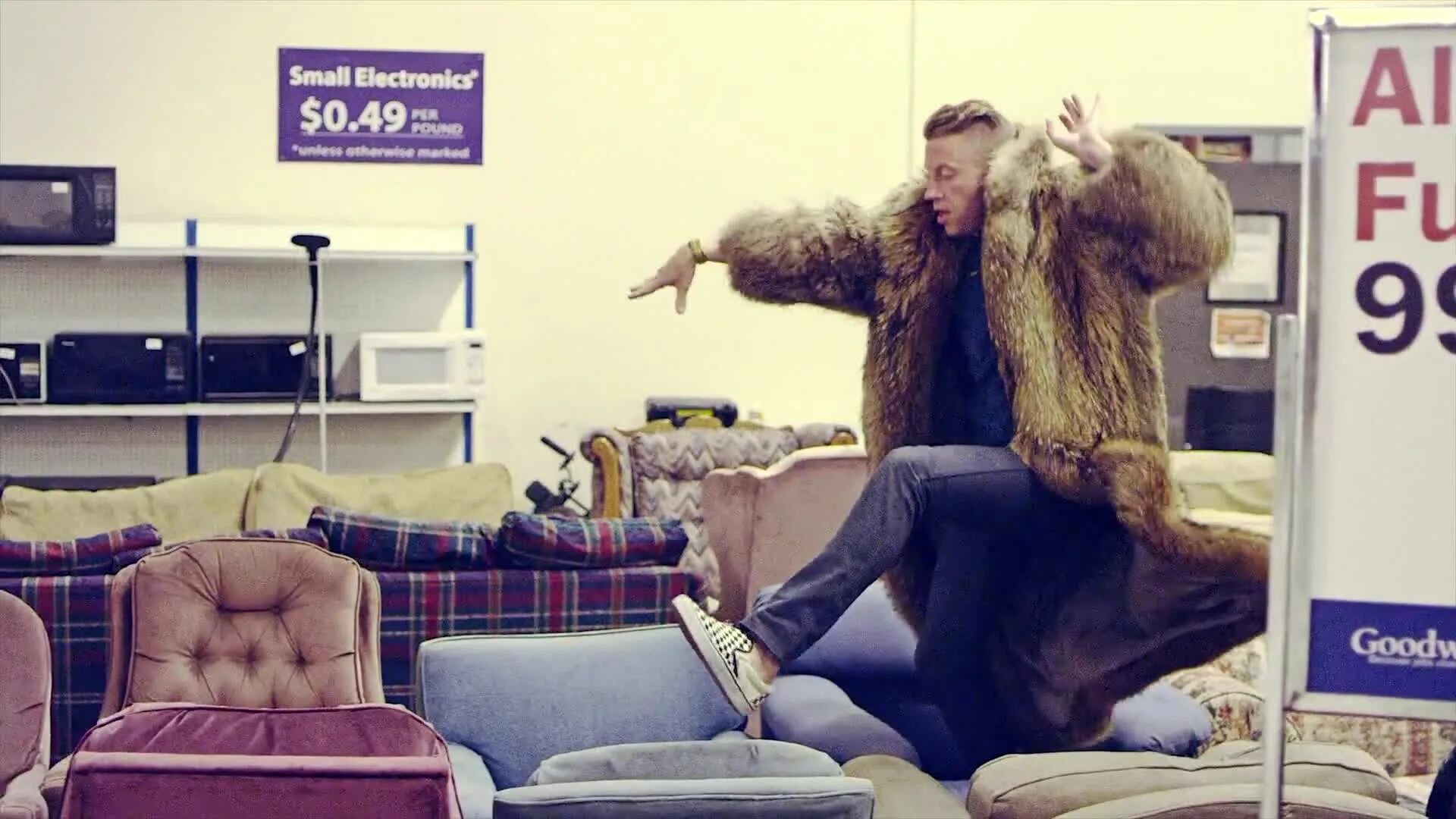 Thrift shop. Thrift shop Райан Льюис. Macklemore Ryan Lewis Thrift shop. Маклемор Thrift shop. Ryan Lewis Thrift shop обложка.