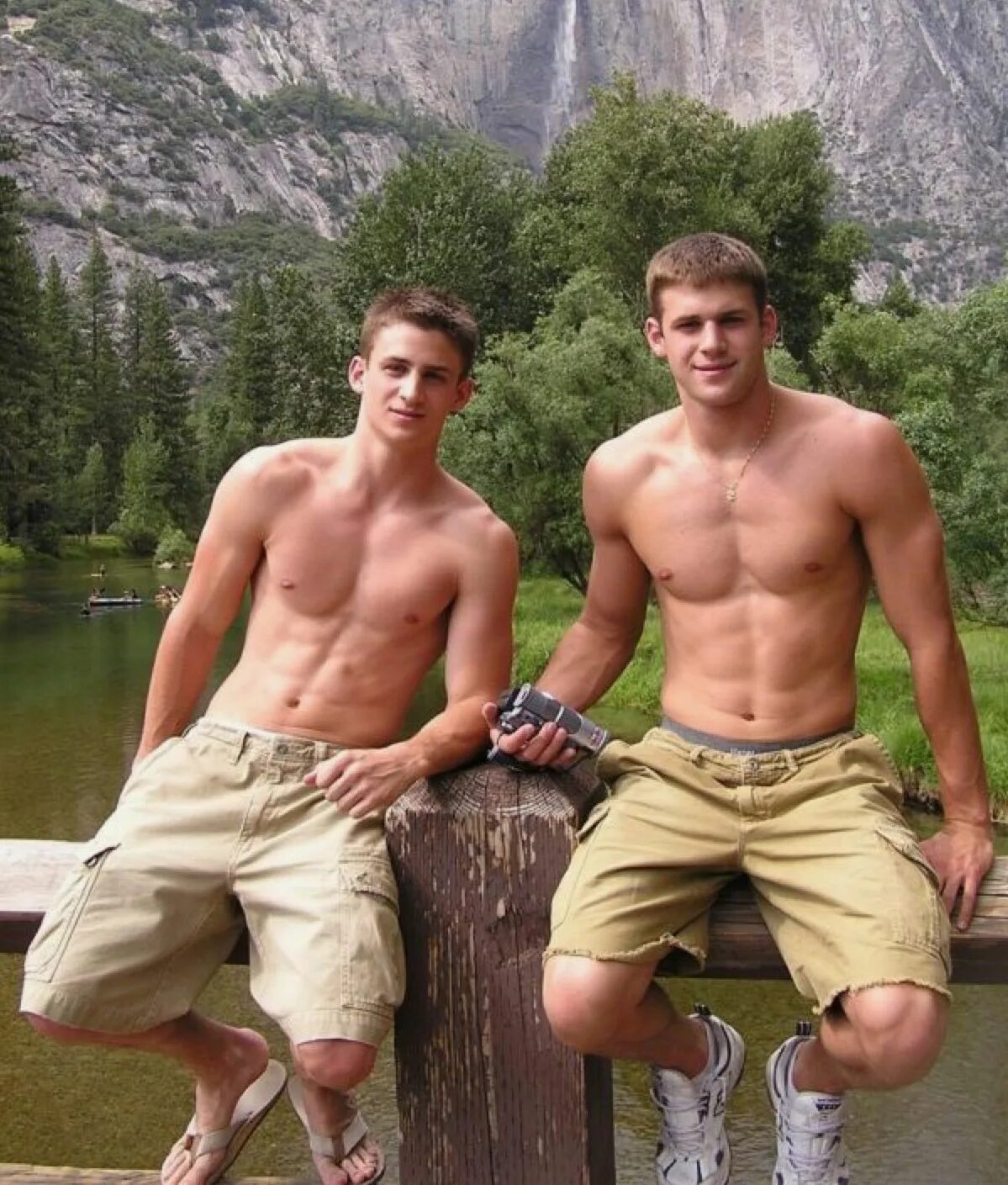 Brothers ass. Молодые парни на природе. Красивые парни Натуралы. Русские парни. Натурал парень.