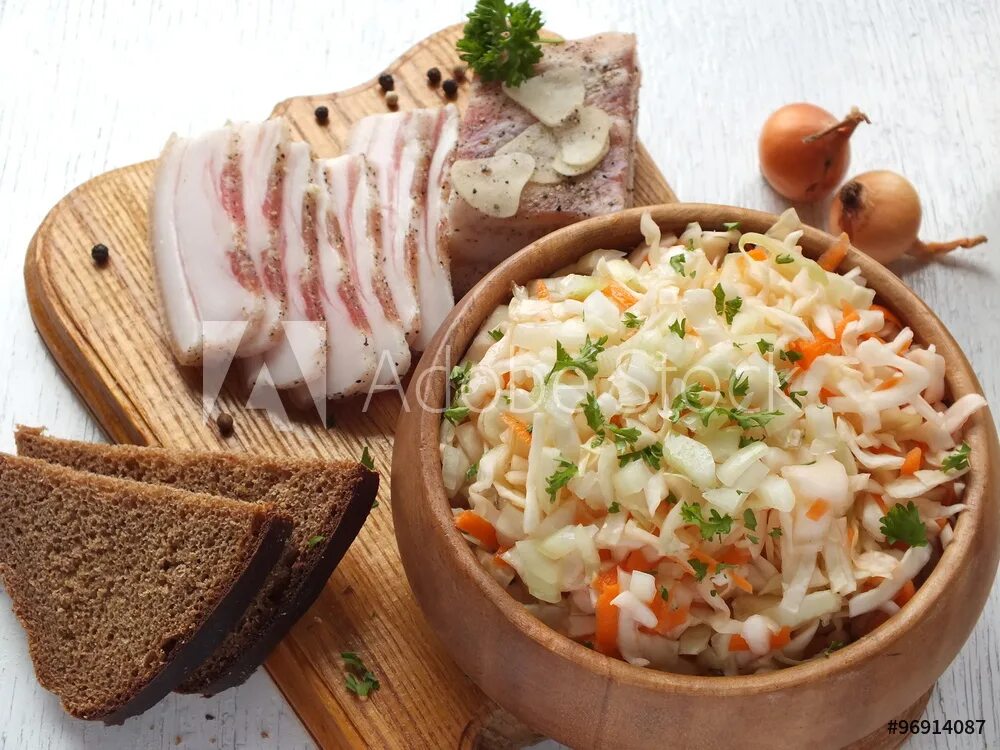 капуста сала. кваленная тушеная капуста. сала из капусты и моркови. тушеная капуста в казане. салат с капустой и морковкой.