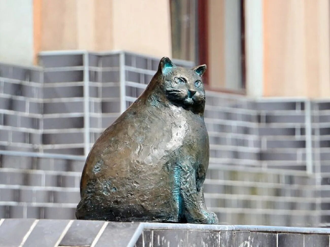 Памятник кошке рассказ. Памятник коту в Одессе. Одесса памятники котам. Памятник коту Семену. Статуя кошки.